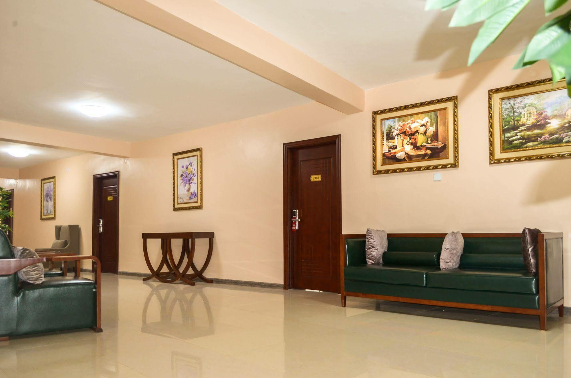 Hillside Plaza Hotel Кампала Екстериор снимка