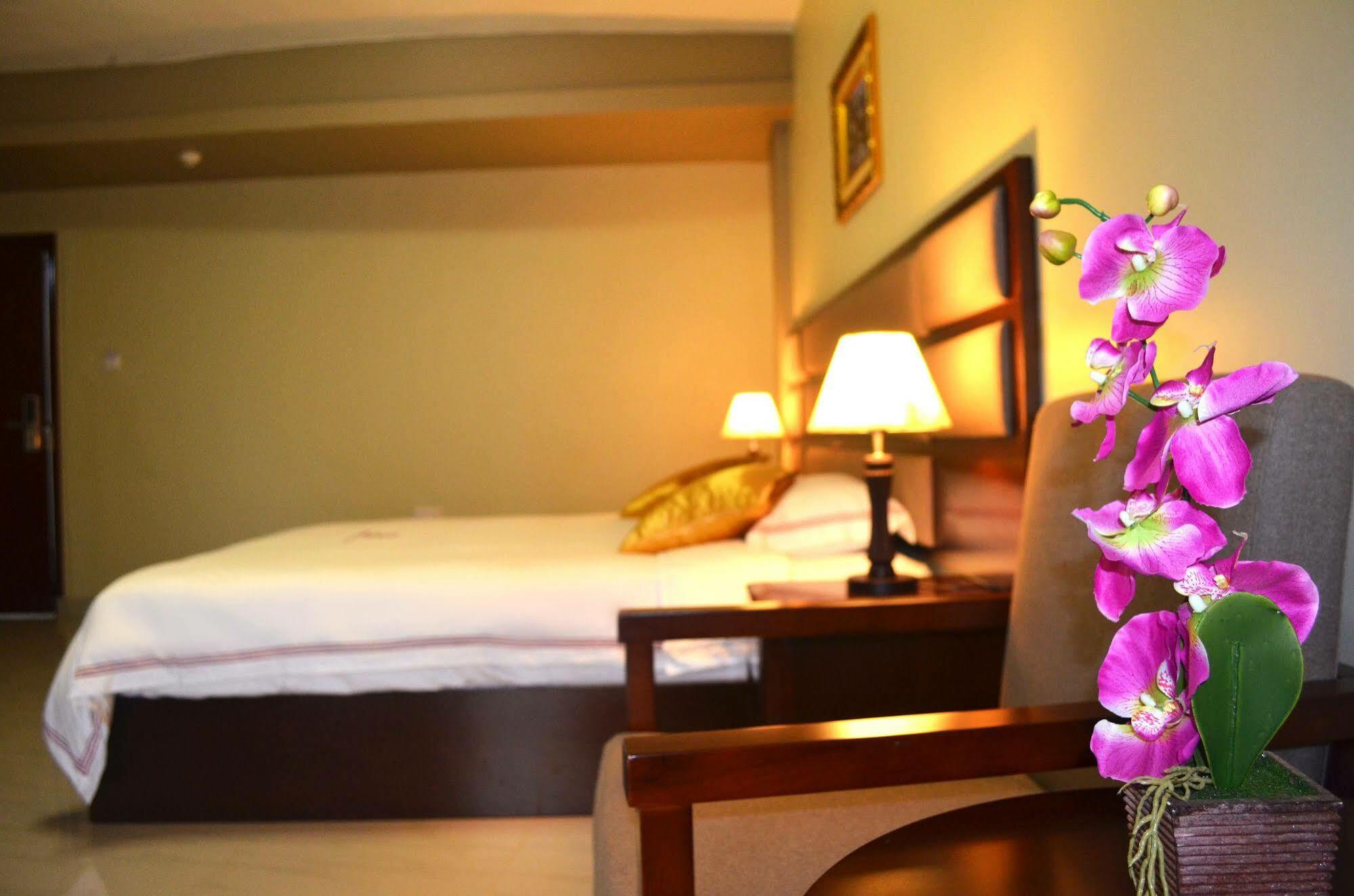 Hillside Plaza Hotel Кампала Екстериор снимка