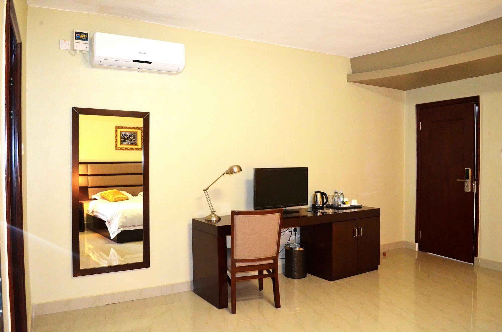 Hillside Plaza Hotel Кампала Екстериор снимка