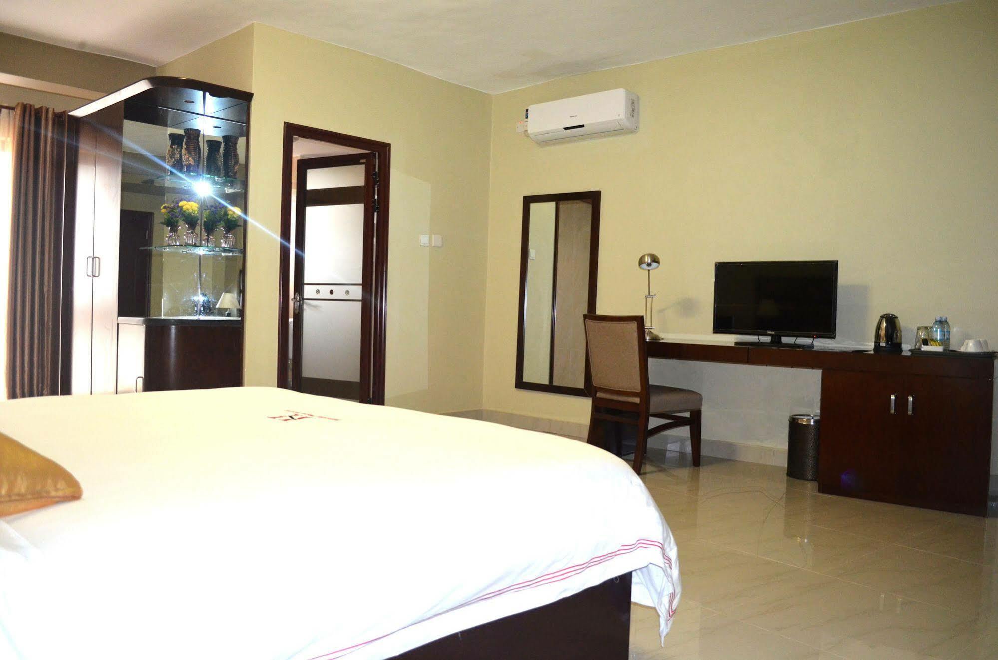 Hillside Plaza Hotel Кампала Екстериор снимка
